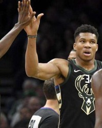  贾巴尔发球上网战术奏效，轻取胜利晋级次轮