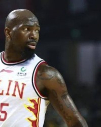  外援默契配合，双剑合璧攻破防线