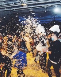  跨年大战火星撞地球引爆观众席