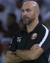  主帅战术调整见效，弱旅逼平领头羊