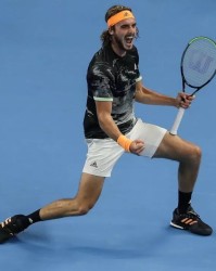  西西帕斯网前截击屡建奇功强势过关