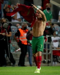  葡萄牙老将C罗梅开二度助球队登顶欧国联积分榜