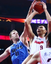  CBA焦点战上演精彩攻防对决