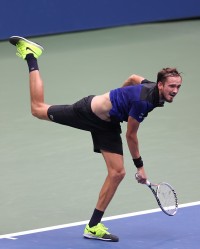  梅德韦杰夫直落三盘卫冕成功