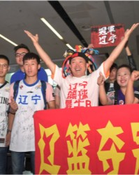  主场氛围助力腾飞，球迷助威声震屋瓦