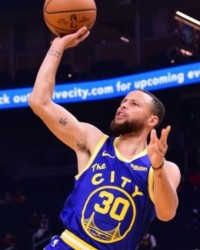  球星慈善赛温暖开踢，爱心捐款突破纪录  