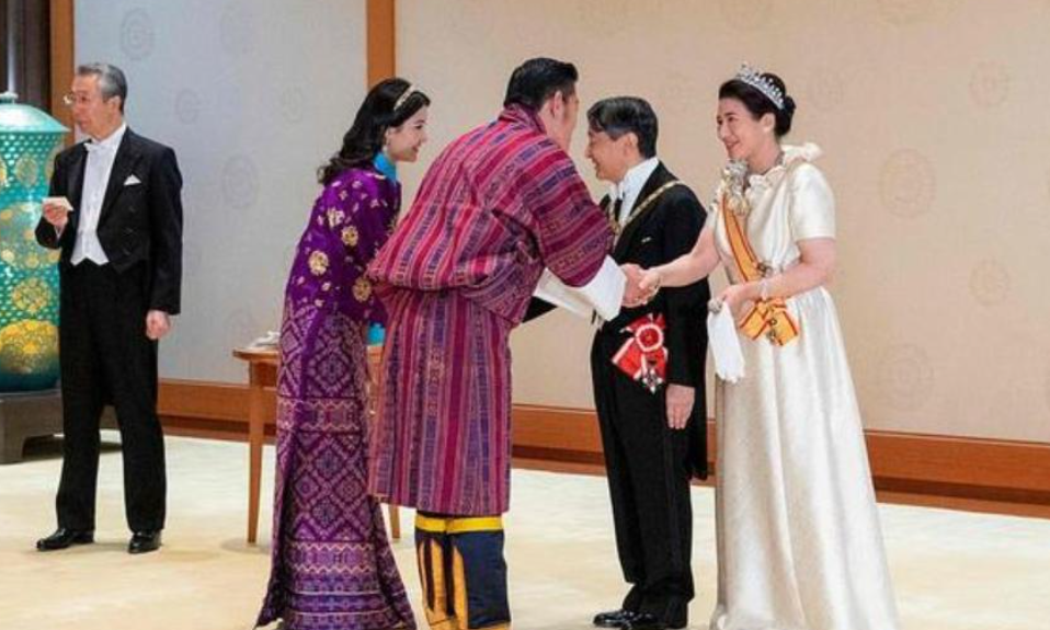  莱巴金娜身高优势尽显统治网前较量