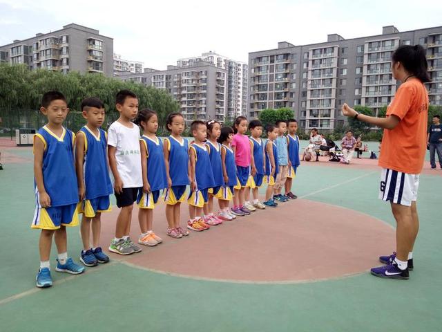  青少年篮球训练营，百名新苗开启特训