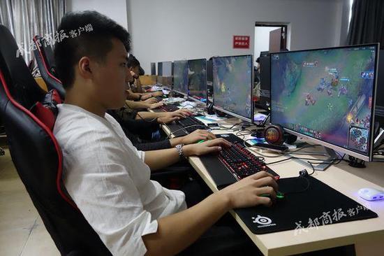  电竞训练营开放，零基础学员接受专业指导