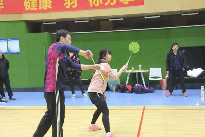  智能发球机器人亮相巡回赛，陪练效率提升三倍