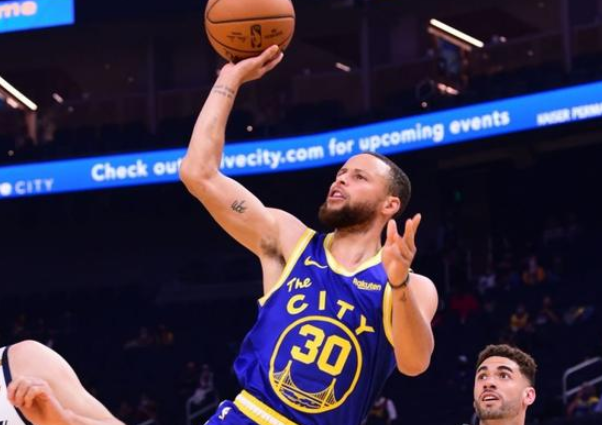  球星慈善赛温暖开踢，爱心捐款突破纪录  