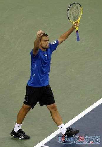  梅德韦杰夫鏖战五盘，苦战险胜挺进决赛