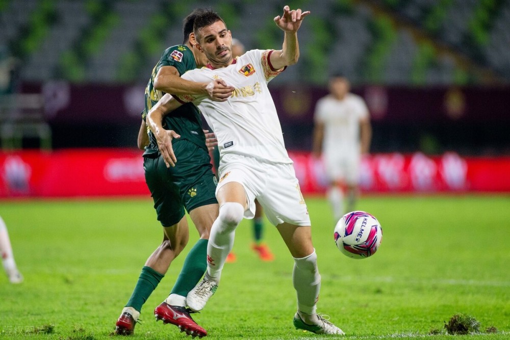  足坛名帅执教新政，战术革新引领潮流  