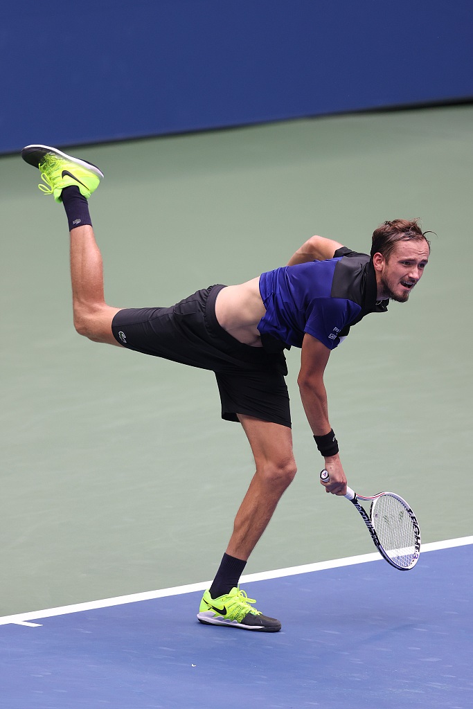  梅德韦杰夫直落三盘卫冕成功