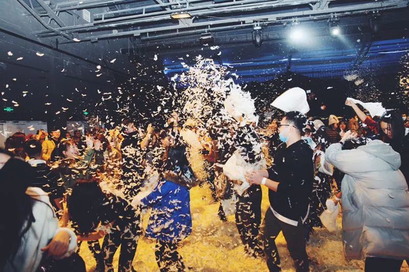  跨年大战火星撞地球引爆观众席