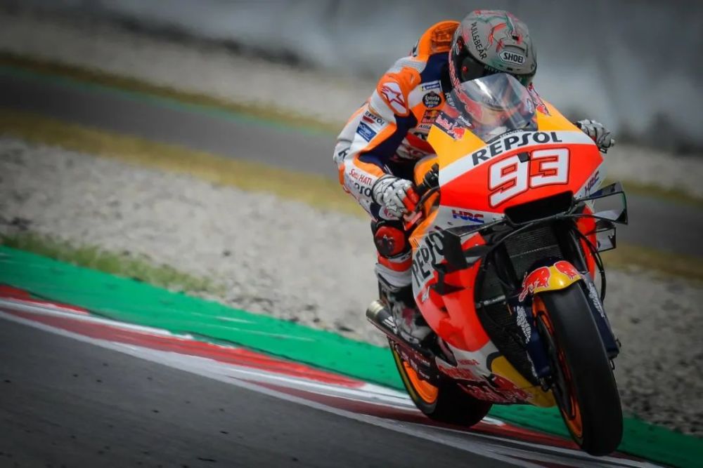  裁判判罚引争议，赛后复盘聚焦热点