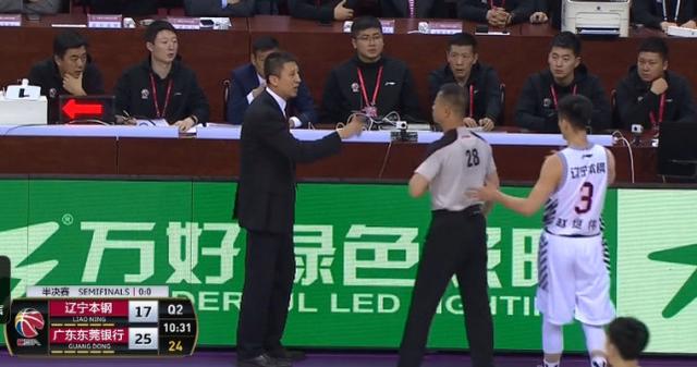  电竞裁判严格执裁，公平竞赛获赞誉